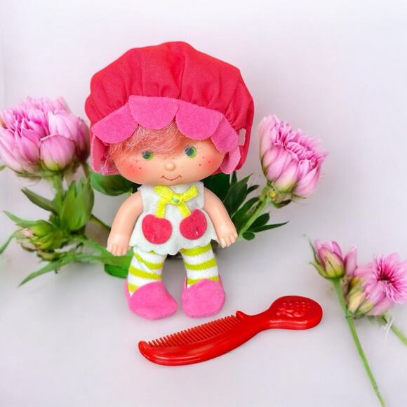Vintage 1979 Strawberry Shortcake Cherry Cuddler Doll Flat Hands Outfit & Comb - Picture 1 of 7